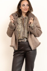 STUDIO AR |  Reversible teddy cape jacket Mallow | taupe | Picture 4