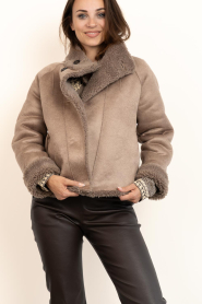 STUDIO AR |  Reversible teddy cape jacket Mallow | taupe | Picture 5