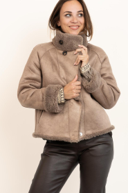 STUDIO AR |  Reversible teddy cape jacket Mallow | taupe | Picture 6