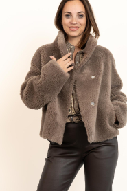 STUDIO AR |  Reversible teddy cape jacket Mallow | taupe | Picture 9