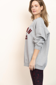 Deblon |  Sweater with text Malou | grey | Picture 7