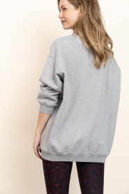 Deblon |  Sweater with text Malou | grey | Picture 8