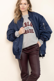 Deblon |  Sweater with text Malou | grey | Picture 5