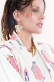 Little Soho |  Earrings Sculpted Flower | natural | Picture 3