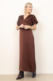 Co'Couture |  Satin maxi dress Safira | brown | Picture 3