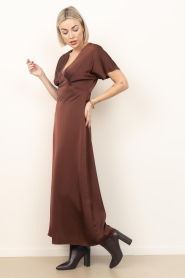 Co'Couture |  Satin maxi dress Safira | brown | Picture 4