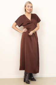 Co'Couture |  Satin maxi dress Safira | brown | Picture 5