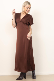 Co'Couture |  Satin maxi dress Safira | brown | Picture 6