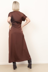 Co'Couture |  Satin maxi dress Safira | brown | Picture 8