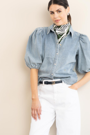 Janice |  Denim blouse with puffed sleeves Lars | blue | Picture 4