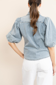 Janice |  Denim blouse with puffed sleeves Lars | blue | Picture 7