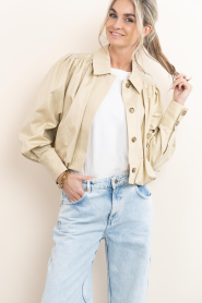 Aaiko |  Cropped jacket with pleats Yuki | Beige | Picture 2