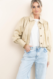 Aaiko |  Cropped jacket with pleats Yuki | Beige | Picture 4