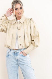 Aaiko |  Cropped jacket with pleats Yuki | Beige | Picture 5