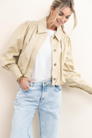 Aaiko |  Cropped jacket with pleats Yuki | Beige | Picture 6
