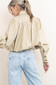 Aaiko |  Cropped jacket with pleats Yuki | Beige | Picture 8