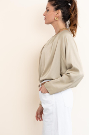 Drykorn :  Satin top with pleats Harleen | beige - img6