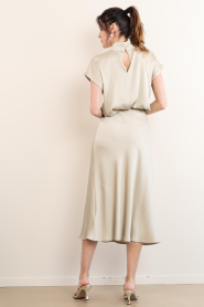 Drykorn |  Satin midi skirt Ura | beige | Picture 8