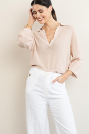 Drykorn |  Knitted sweater with V-neck Jorgia | light pink | Picture 2