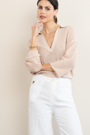 Drykorn |  Knitted sweater with V-neck Jorgia | light pink | Picture 4