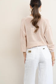Drykorn |  Knitted sweater with V-neck Jorgia | light pink | Picture 7