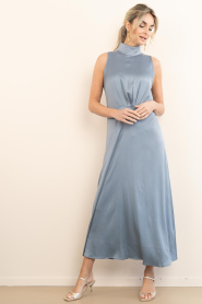 Drykorn :  Satin maxi dress Amabel | blue - img4