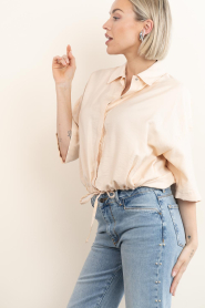 Drykorn :  Blouse with elastic waistband Lainay | pink - img7