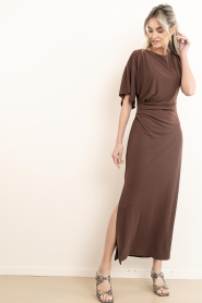 Dante6 |  Off shoulder maxi dress Aliki | brown | Picture 4