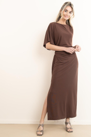 Dante6 |  Off shoulder maxi dress Aliki | brown | Picture 5
