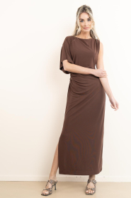 Dante6 |  Off shoulder maxi dress Aliki | brown | Picture 6