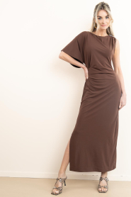 Dante6 |  Off shoulder maxi dress Aliki | brown | Picture 8