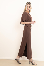 Dante6 |  Off shoulder maxi dress Aliki | brown | Picture 9
