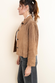 STUDIO AR :  Suede cropped jacket Elaine | camel - img5