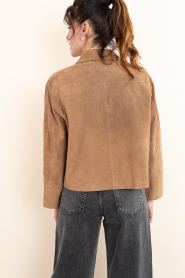 STUDIO AR :  Suede cropped jacket Elaine | camel - img6
