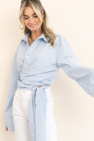 Club L'avenir |  Wrap blouse Macy | blue | Picture 6