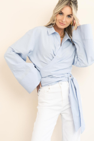 Club L'avenir |  Wrap blouse Macy | blue | Picture 7