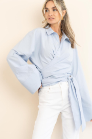 Club L'avenir |  Wrap blouse Macy | blue | Picture 8