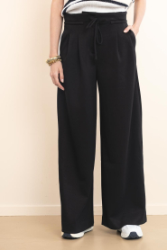 Club L'avenir |  Wide leg joggers Lelea | black | Picture 4