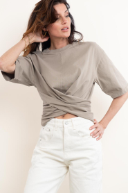 Club L'avenir |  Tailored T-shirt Riv | brown | Picture 5