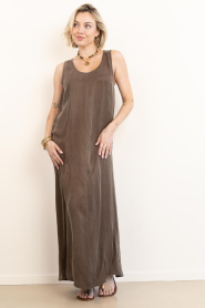 Club L'avenir |  Viscose blend maxi dress Aliza | brown | Picture 2