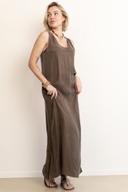 Club L'avenir |  Viscose blend maxi dress Aliza | brown | Picture 3