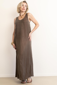Club L'avenir |  Viscose blend maxi dress Aliza | brown | Picture 4