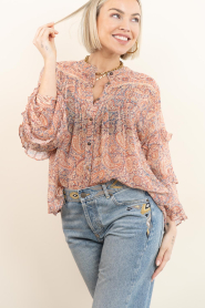 Maison Hotel :  Blouse with print and ruffles Cosima | pink - img4