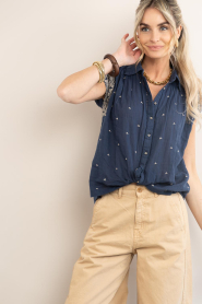 Maison Hotel :  Sleeveless blouse with embroidery Karina | dark blue - img5