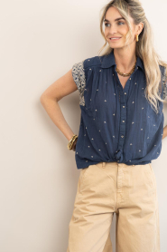 Maison Hotel :  Sleeveless blouse with embroidery Karina | dark blue - img6