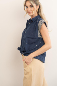 Maison Hotel :  Sleeveless blouse with embroidery Karina | dark blue - img7