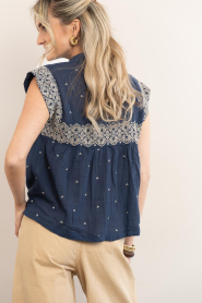 Maison Hotel :  Sleeveless blouse with embroidery Karina | dark blue - img8