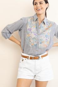 Maison Hotel :  Striped blouse with print Moana | blue - img5