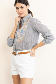 Maison Hotel :  Striped blouse with print Moana | blue - img6