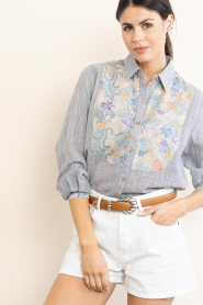 Maison Hotel :  Striped blouse with print Moana | blue - img7
